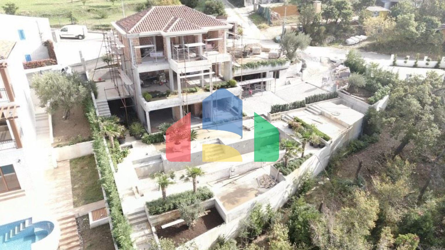 Роскошная современная вилла расположена в элитном поселке с видом на Свети Стефан и Будву.