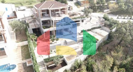 Роскошная современная вилла расположена в элитном поселке с видом на Свети Стефан и Будву.