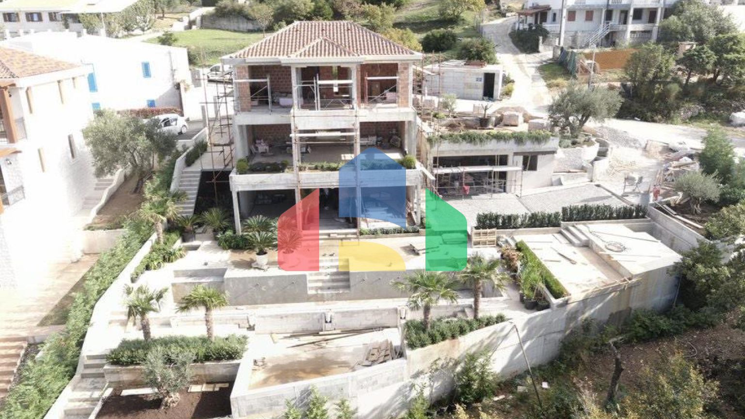 Роскошная современная вилла расположена в элитном поселке с видом на Свети Стефан и Будву.