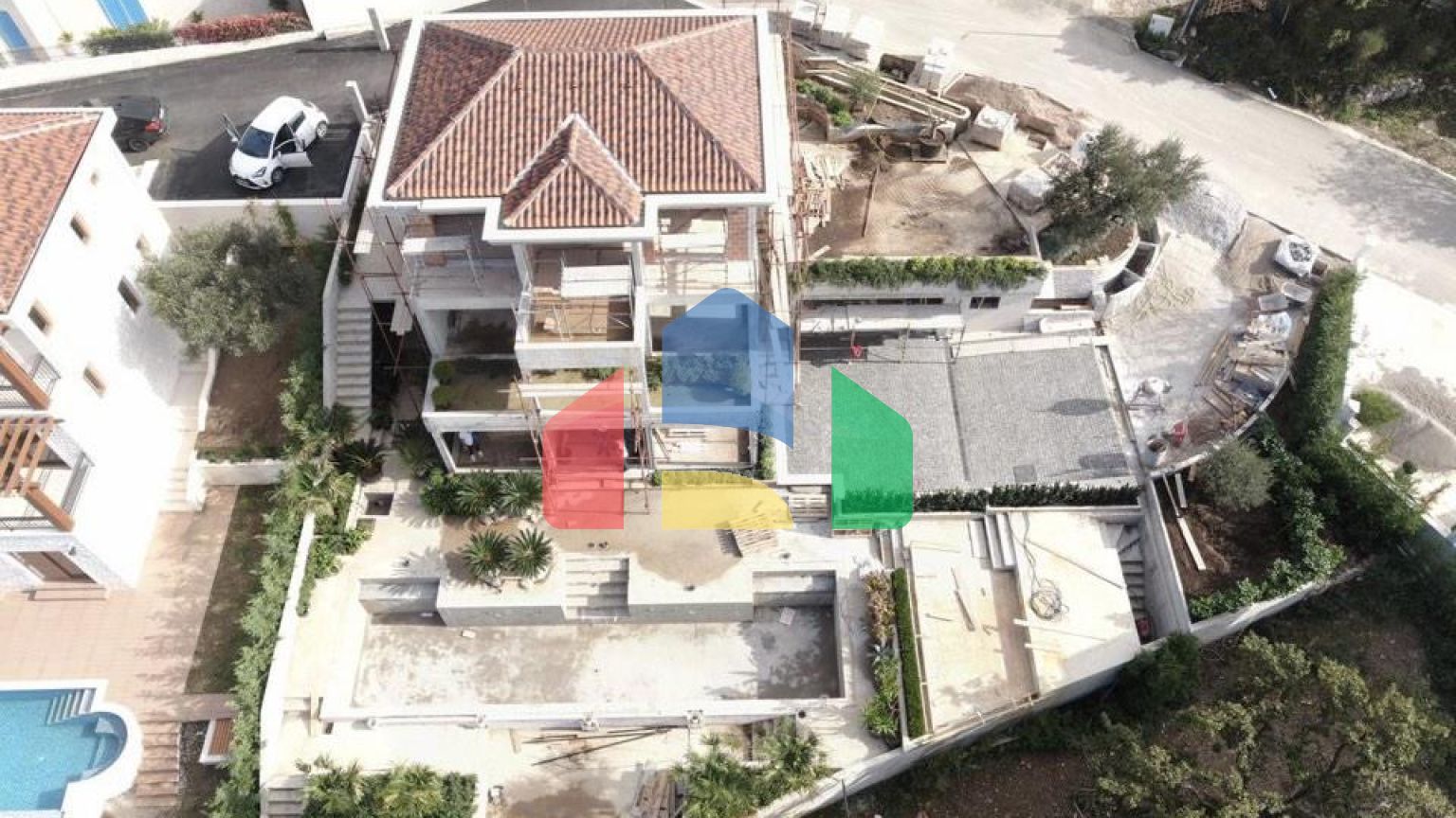 Роскошная современная вилла расположена в элитном поселке с видом на Свети Стефан и Будву.