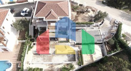 Роскошная современная вилла расположена в элитном поселке с видом на Свети Стефан и Будву.