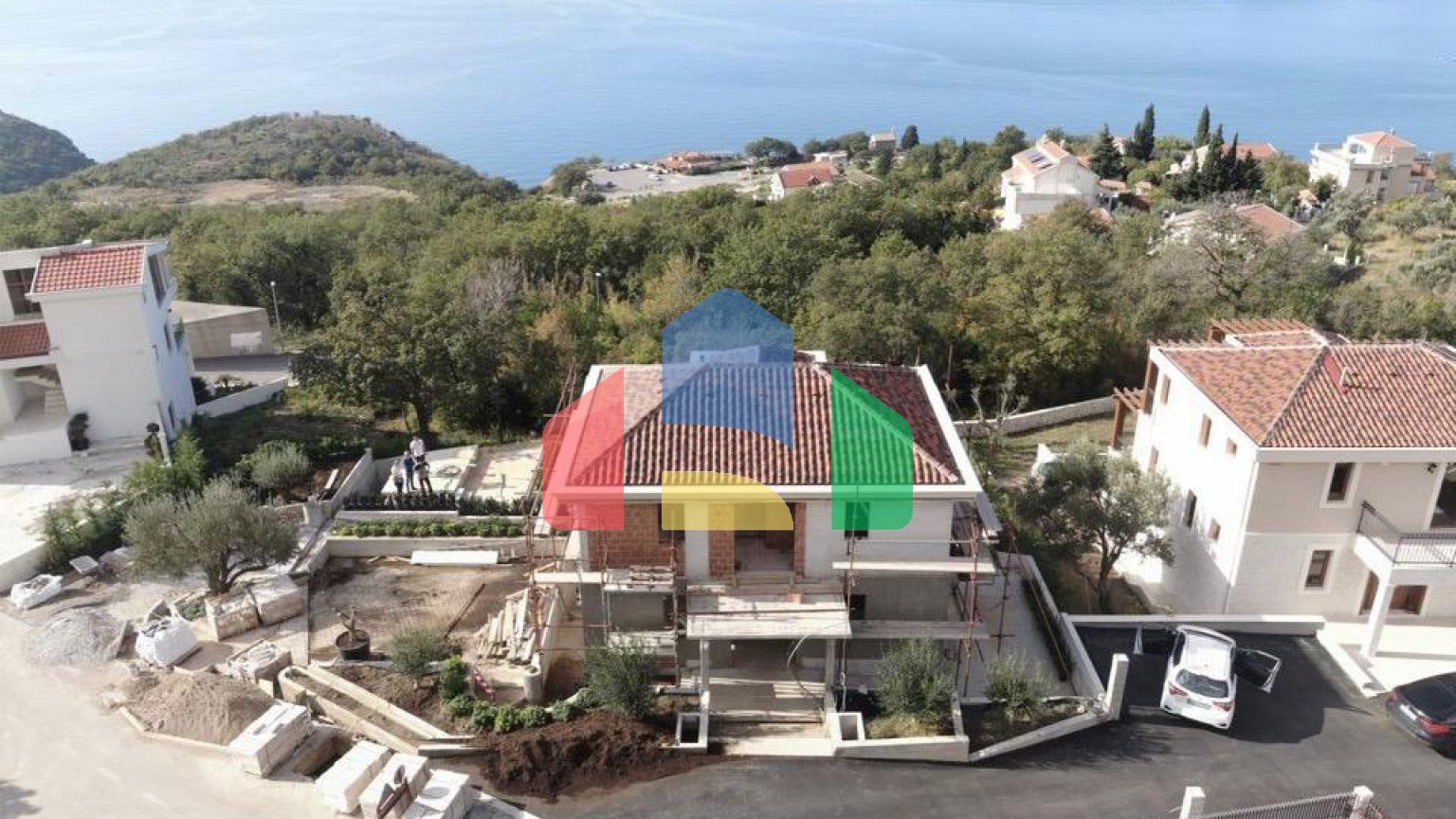 Роскошная современная вилла расположена в элитном поселке с видом на Свети Стефан и Будву.