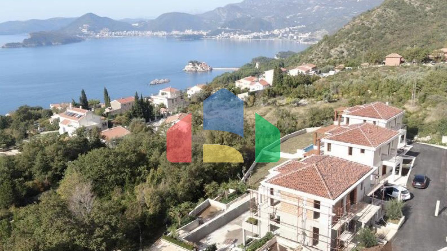 Роскошная современная вилла расположена в элитном поселке с видом на Свети Стефан и Будву.