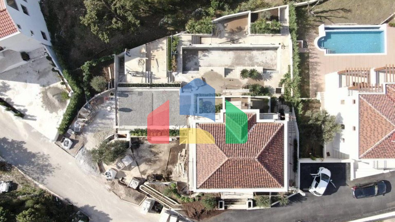 Роскошная современная вилла расположена в элитном поселке с видом на Свети Стефан и Будву.