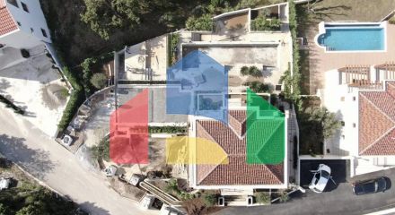 Роскошная современная вилла расположена в элитном поселке с видом на Свети Стефан и Будву.