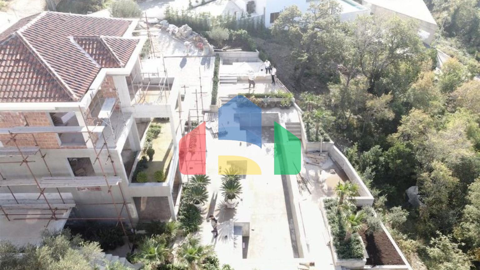 Роскошная современная вилла расположена в элитном поселке с видом на Свети Стефан и Будву.