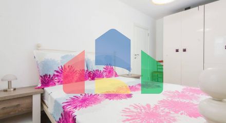 Квартира с 2 спальнями  и видом на море в живописном месте на Святом Стефане.