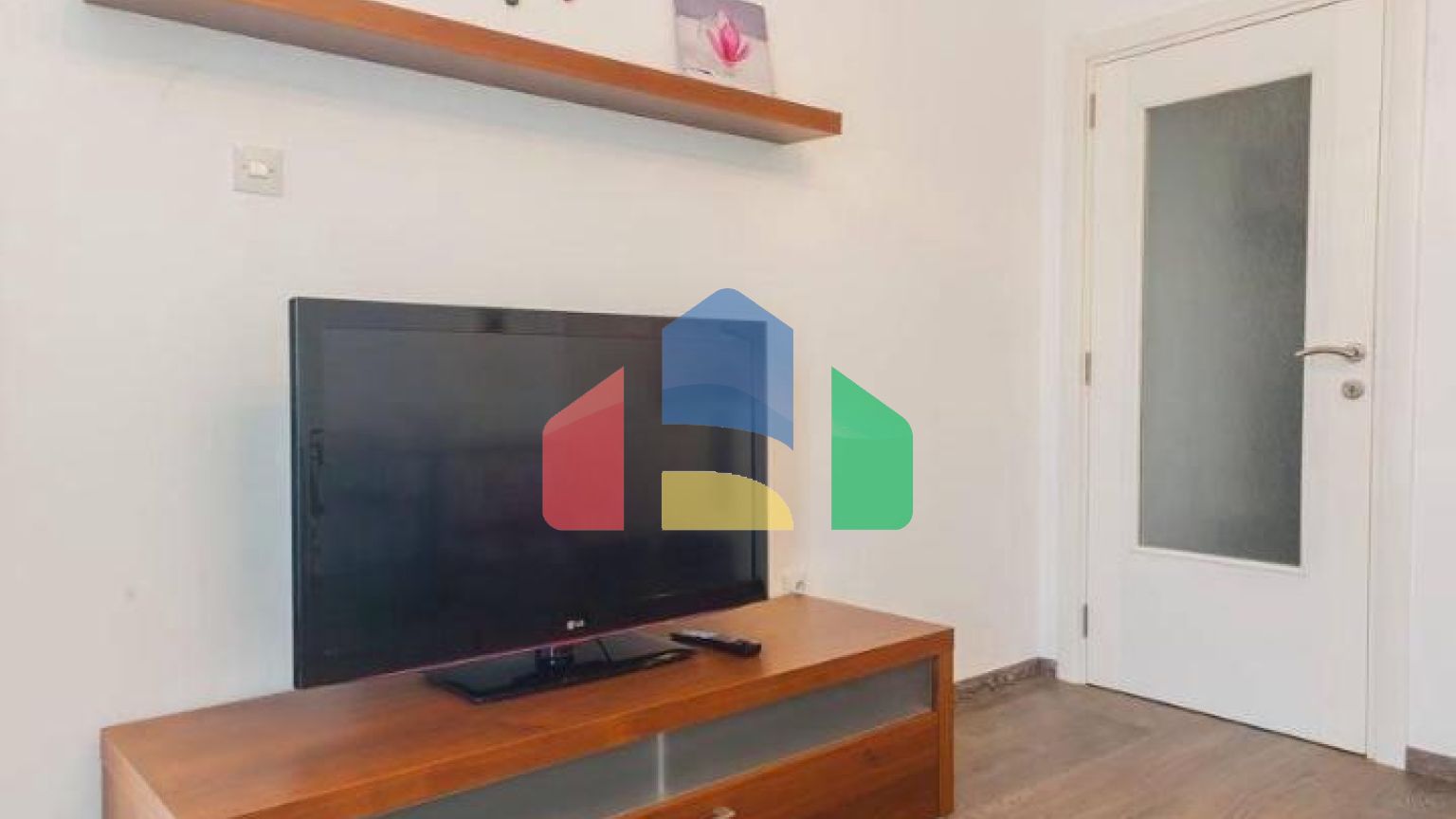 Квартира с 2 спальнями  и видом на море в живописном месте на Святом Стефане.