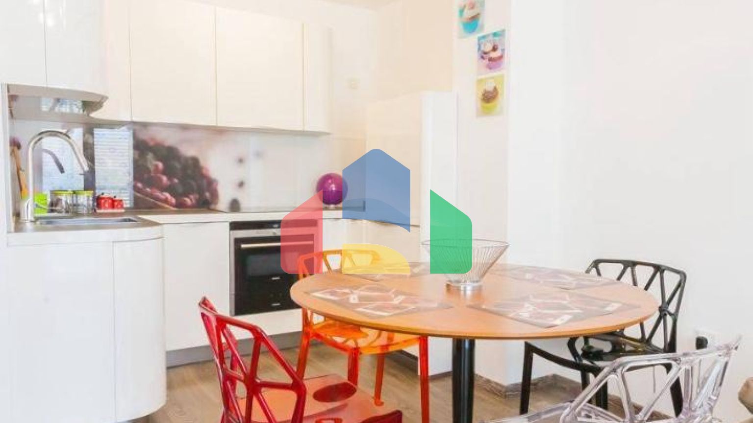 Квартира с 2 спальнями  и видом на море в живописном месте на Святом Стефане.