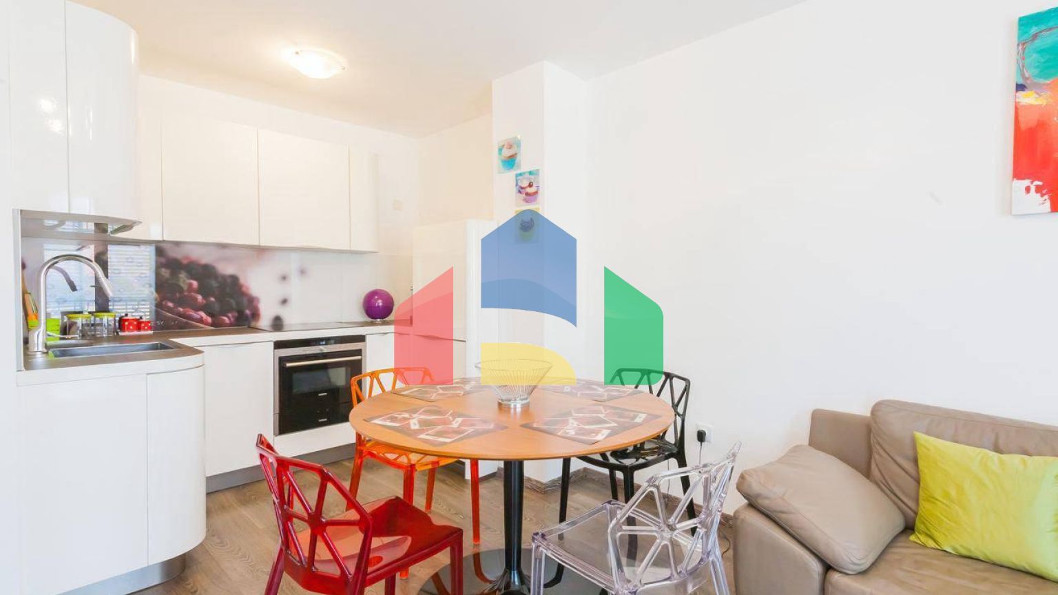 Квартира с 2 спальнями  и видом на море в живописном месте на Святом Стефане.