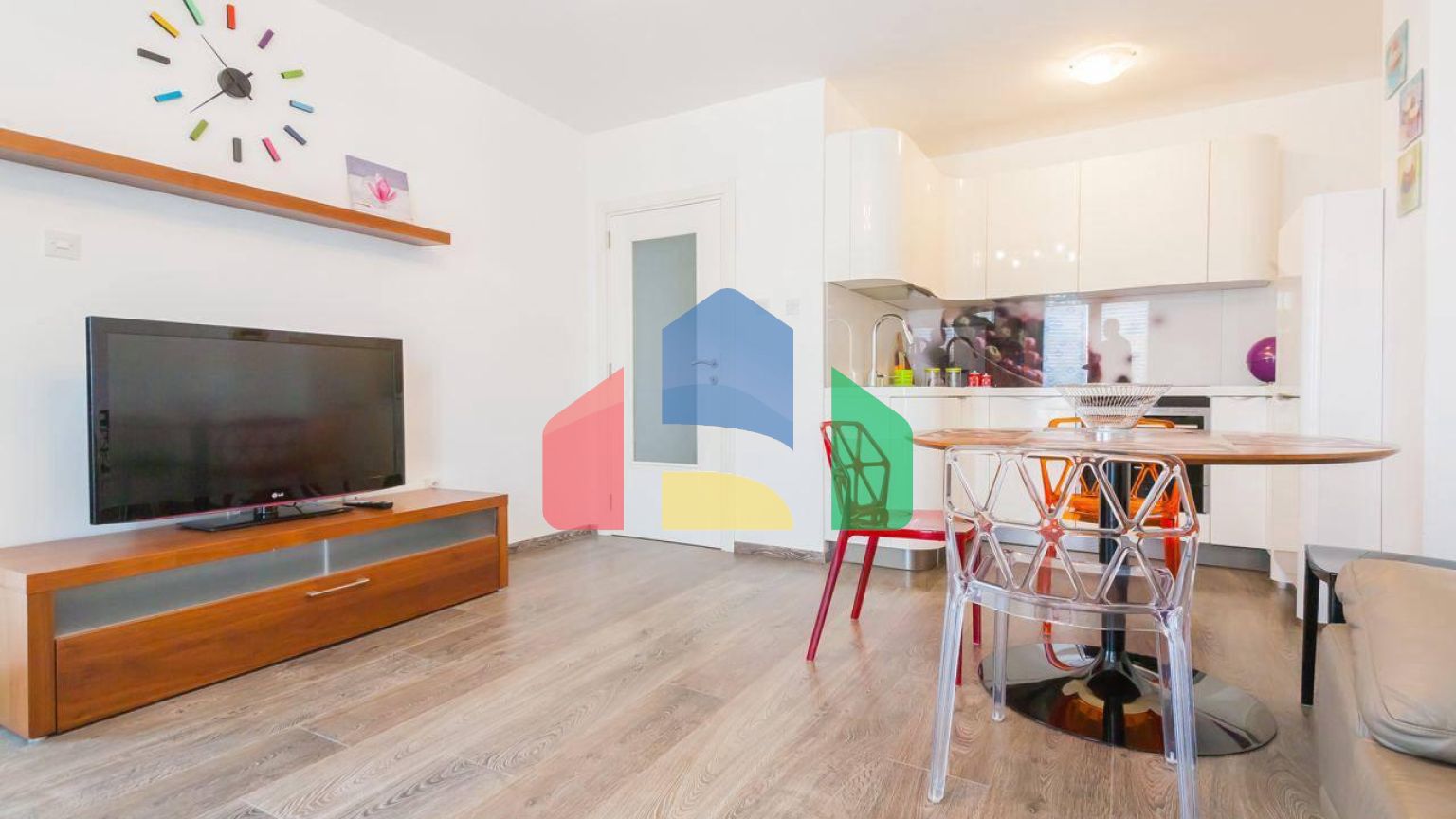 Квартира с 2 спальнями  и видом на море в живописном месте на Святом Стефане.