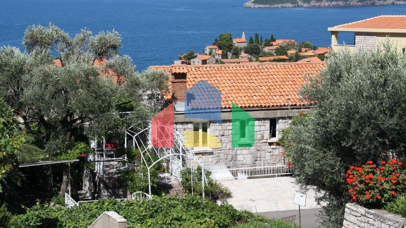 Квартира с 2 спальнями  и видом на море в живописном месте на Святом Стефане.