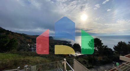 Просторная квартира с 3 спальнями и видом на море на Святом Стефане, Црвена Главица.