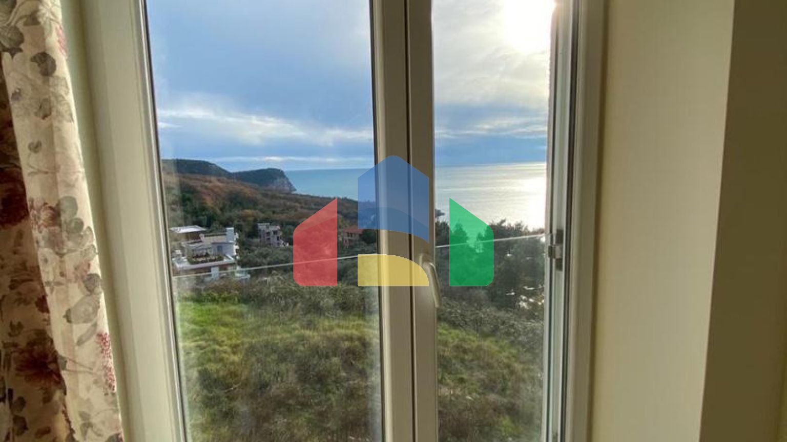 Просторная квартира с 3 спальнями и видом на море на Святом Стефане, Црвена Главица.