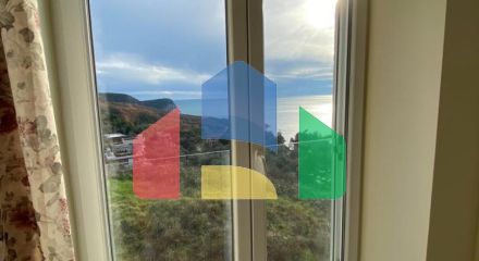 Просторная квартира с 3 спальнями и видом на море на Святом Стефане, Црвена Главица.