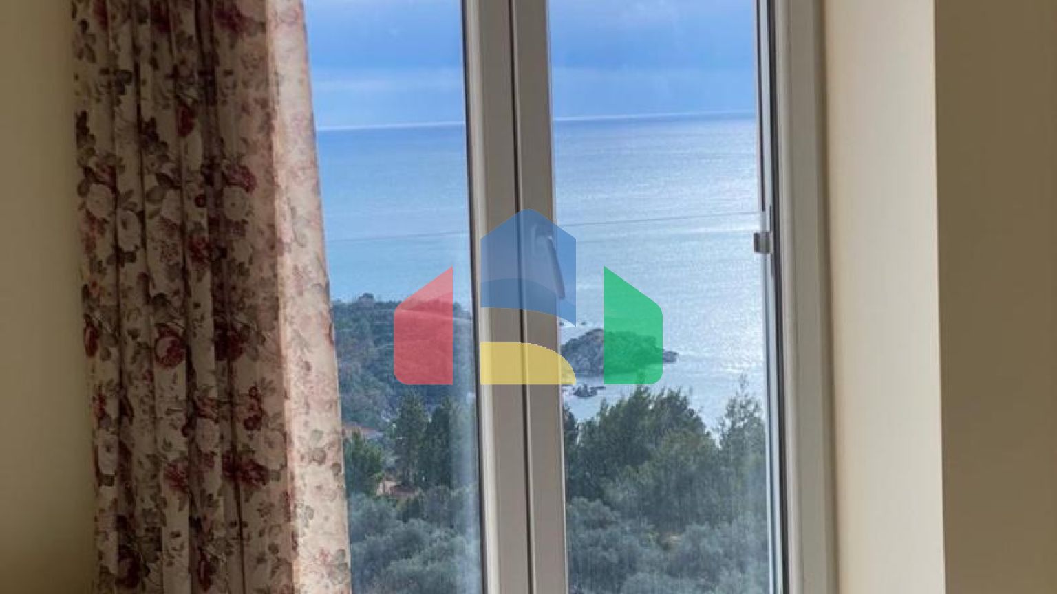 Просторная квартира с 3 спальнями и видом на море на Святом Стефане, Црвена Главица.