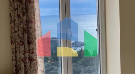 Просторная квартира с 3 спальнями и видом на море на Святом Стефане, Црвена Главица.