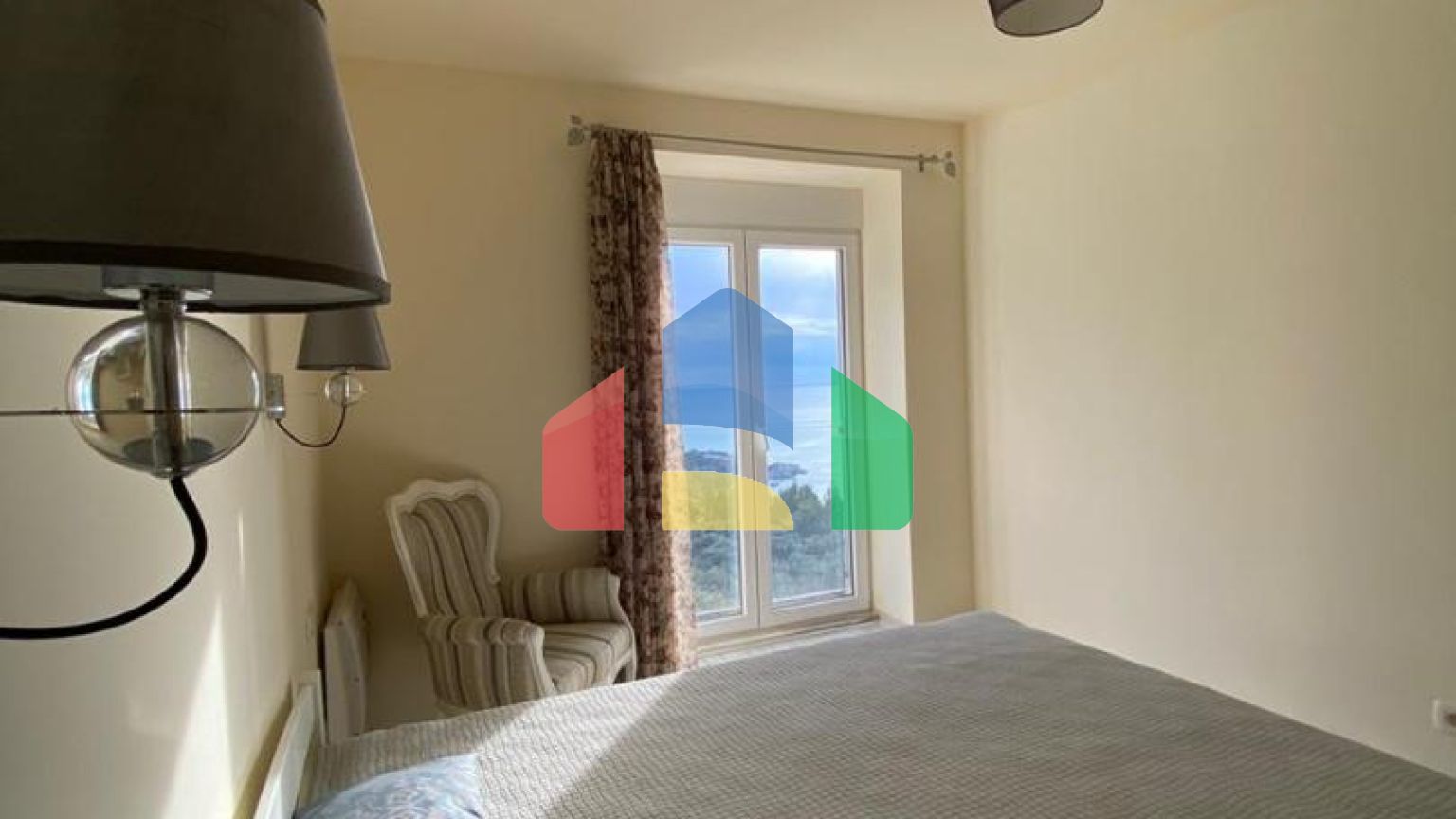 Просторная квартира с 3 спальнями и видом на море на Святом Стефане, Црвена Главица.