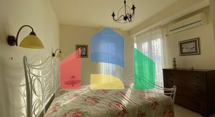 Просторная квартира с 3 спальнями и видом на море на Святом Стефане, Црвена Главица.