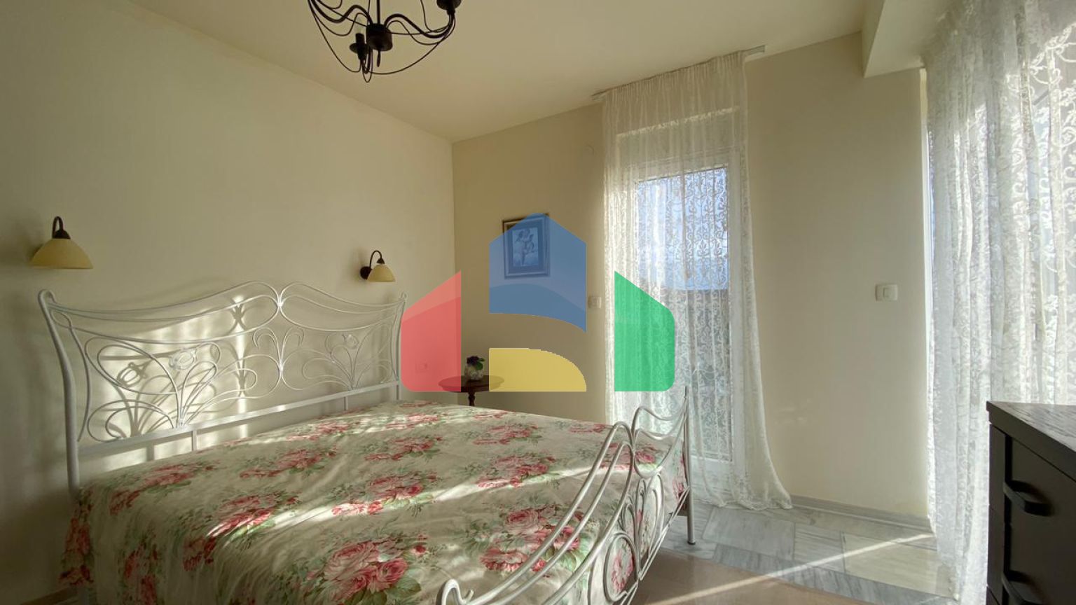 Просторная квартира с 3 спальнями и видом на море на Святом Стефане, Црвена Главица.