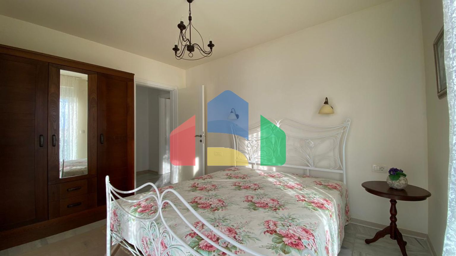 Просторная квартира с 3 спальнями и видом на море на Святом Стефане, Црвена Главица.