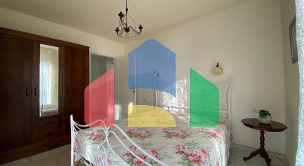 Просторная квартира с 3 спальнями и видом на море на Святом Стефане, Црвена Главица.