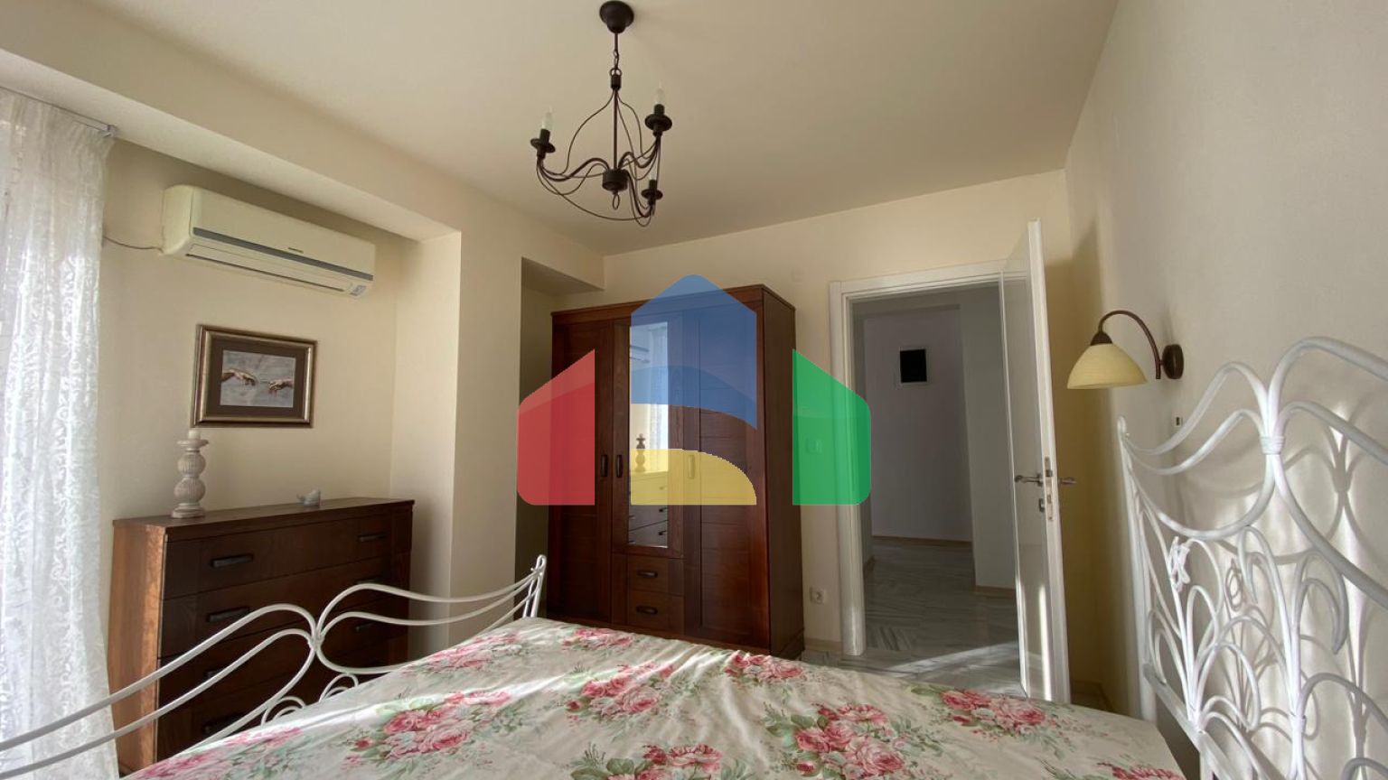 Просторная квартира с 3 спальнями и видом на море на Святом Стефане, Црвена Главица.