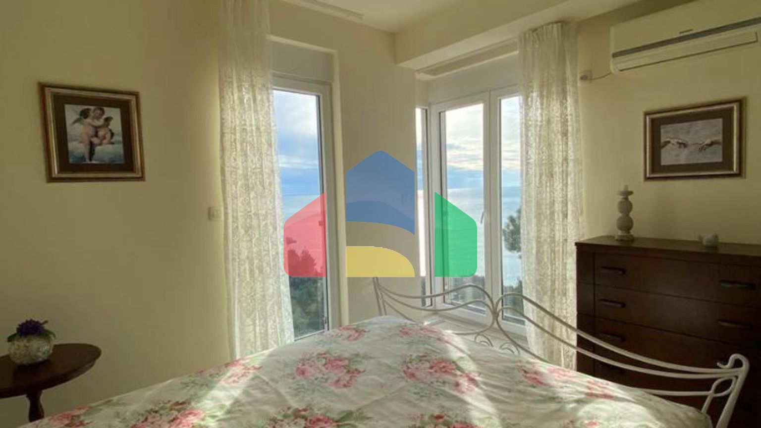 Просторная квартира с 3 спальнями и видом на море на Святом Стефане, Црвена Главица.