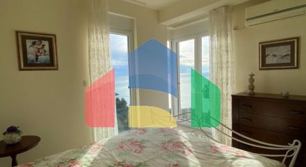 Просторная квартира с 3 спальнями и видом на море на Святом Стефане, Црвена Главица.