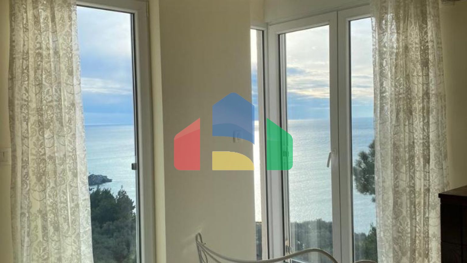 Просторная квартира с 3 спальнями и видом на море на Святом Стефане, Црвена Главица.