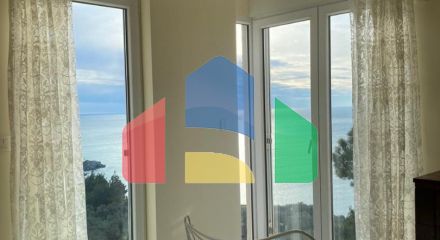 Просторная квартира с 3 спальнями и видом на море на Святом Стефане, Црвена Главица.