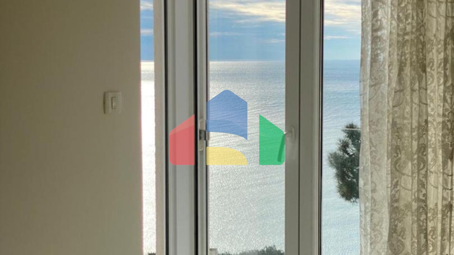 Просторная квартира с 3 спальнями и видом на море на Святом Стефане, Црвена Главица.