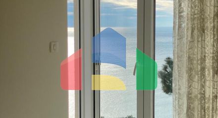 Просторная квартира с 3 спальнями и видом на море на Святом Стефане, Црвена Главица.