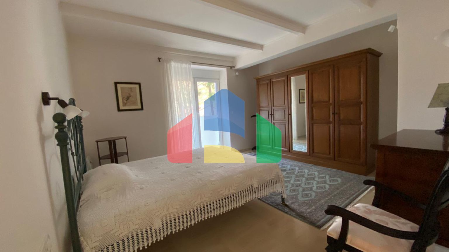 Просторная квартира с 3 спальнями и видом на море на Святом Стефане, Црвена Главица.