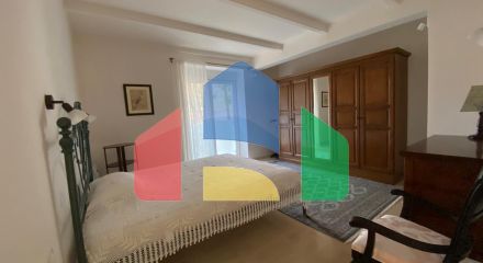 Просторная квартира с 3 спальнями и видом на море на Святом Стефане, Црвена Главица.