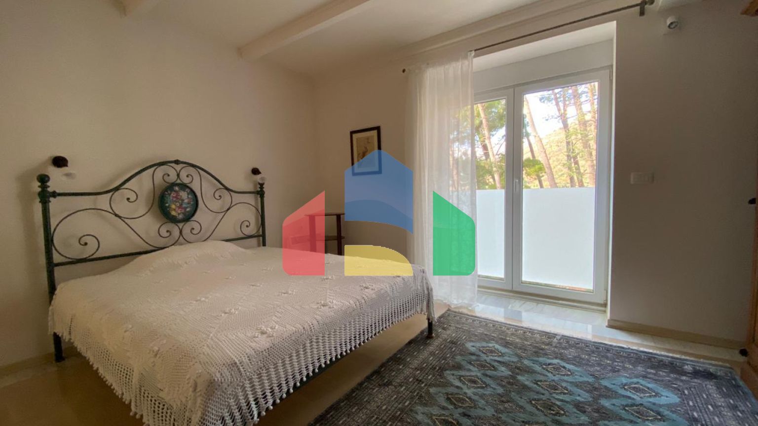 Просторная квартира с 3 спальнями и видом на море на Святом Стефане, Црвена Главица.