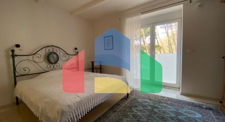 Просторная квартира с 3 спальнями и видом на море на Святом Стефане, Црвена Главица.