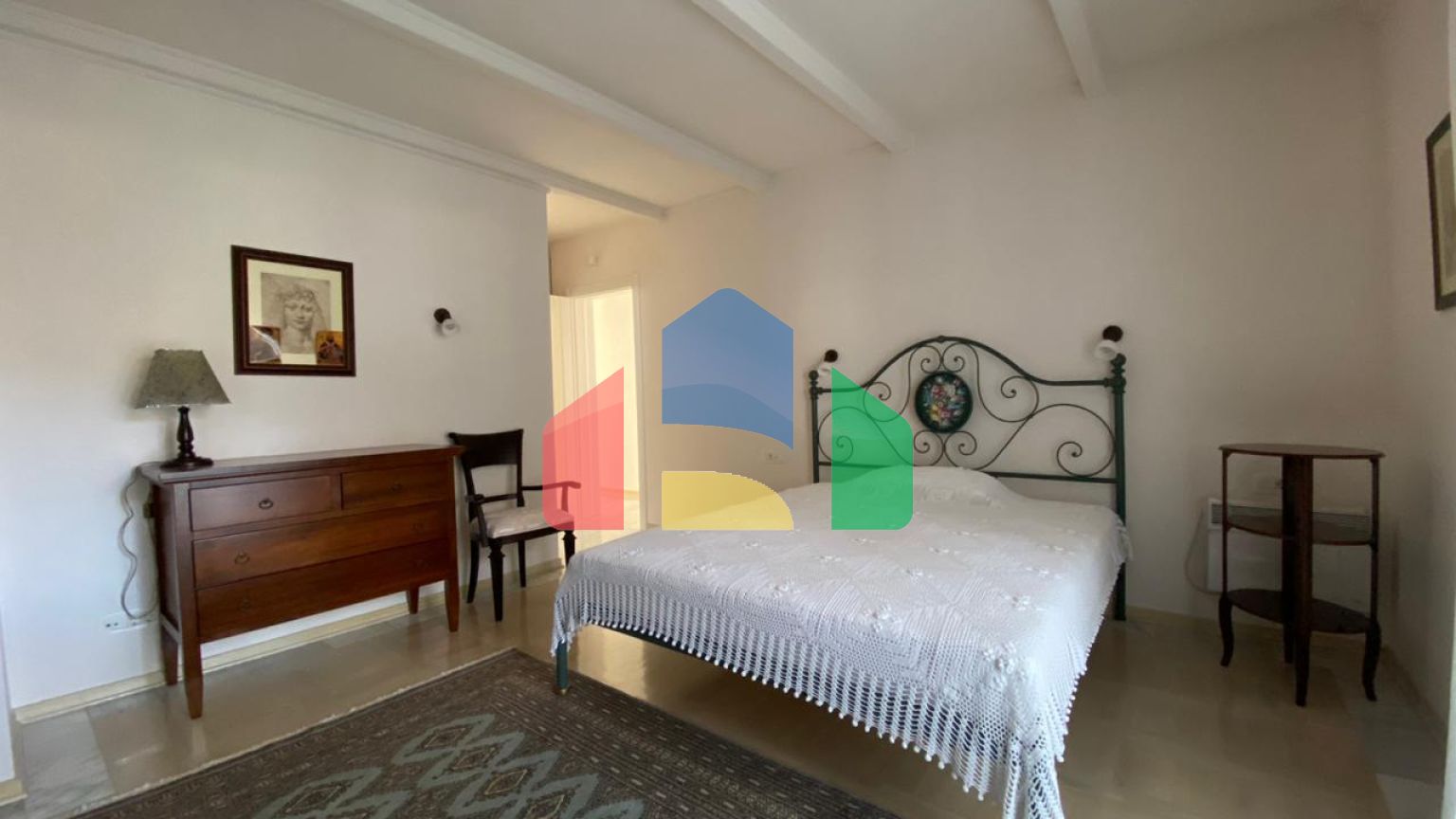 Просторная квартира с 3 спальнями и видом на море на Святом Стефане, Црвена Главица.