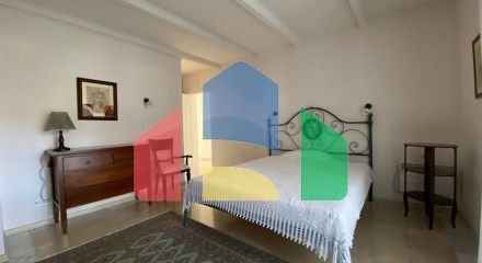 Просторная квартира с 3 спальнями и видом на море на Святом Стефане, Црвена Главица.