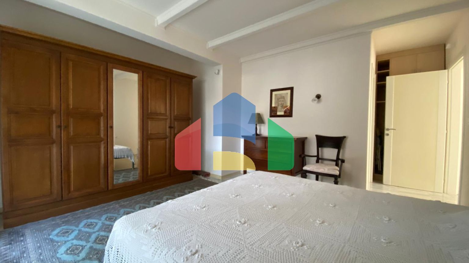 Просторная квартира с 3 спальнями и видом на море на Святом Стефане, Црвена Главица.