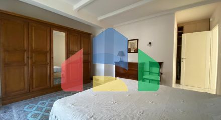 Просторная квартира с 3 спальнями и видом на море на Святом Стефане, Црвена Главица.