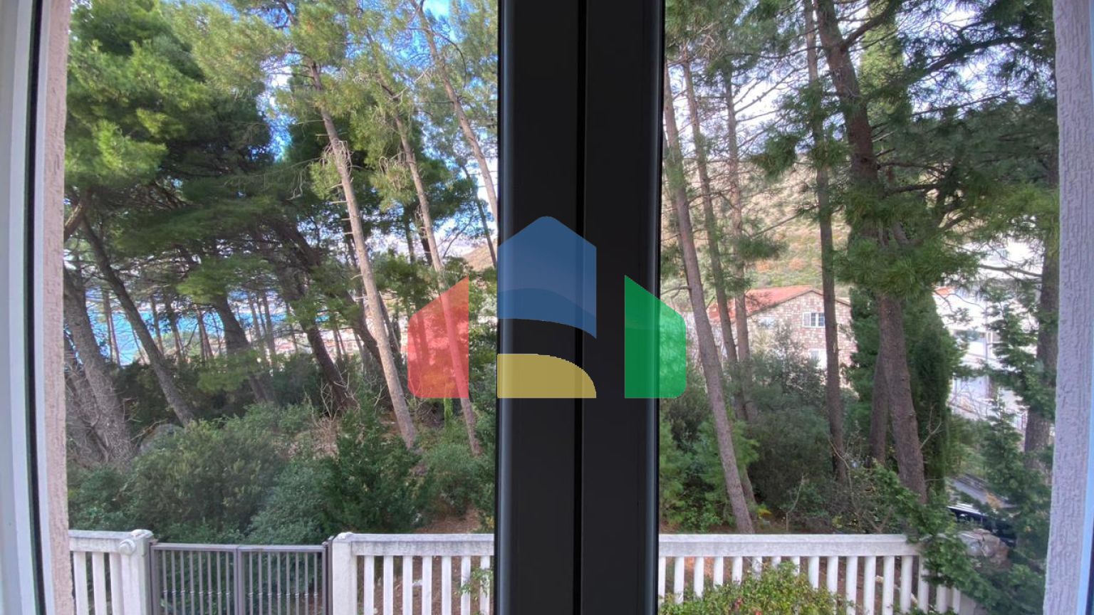 Просторная квартира с 3 спальнями и видом на море на Святом Стефане, Црвена Главица.