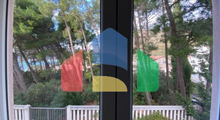 Просторная квартира с 3 спальнями и видом на море на Святом Стефане, Црвена Главица.