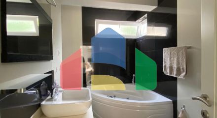 Просторная квартира с 3 спальнями и видом на море на Святом Стефане, Црвена Главица.