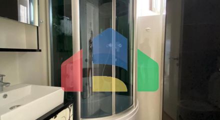 Просторная квартира с 3 спальнями и видом на море на Святом Стефане, Црвена Главица.