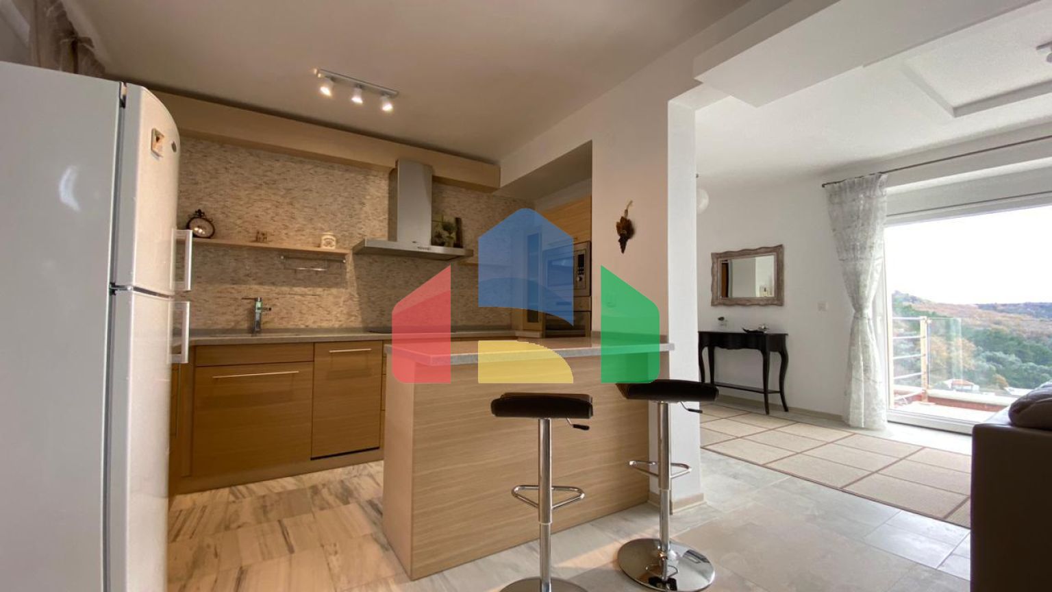 Просторная квартира с 3 спальнями и видом на море на Святом Стефане, Црвена Главица.