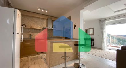 Просторная квартира с 3 спальнями и видом на море на Святом Стефане, Црвена Главица.