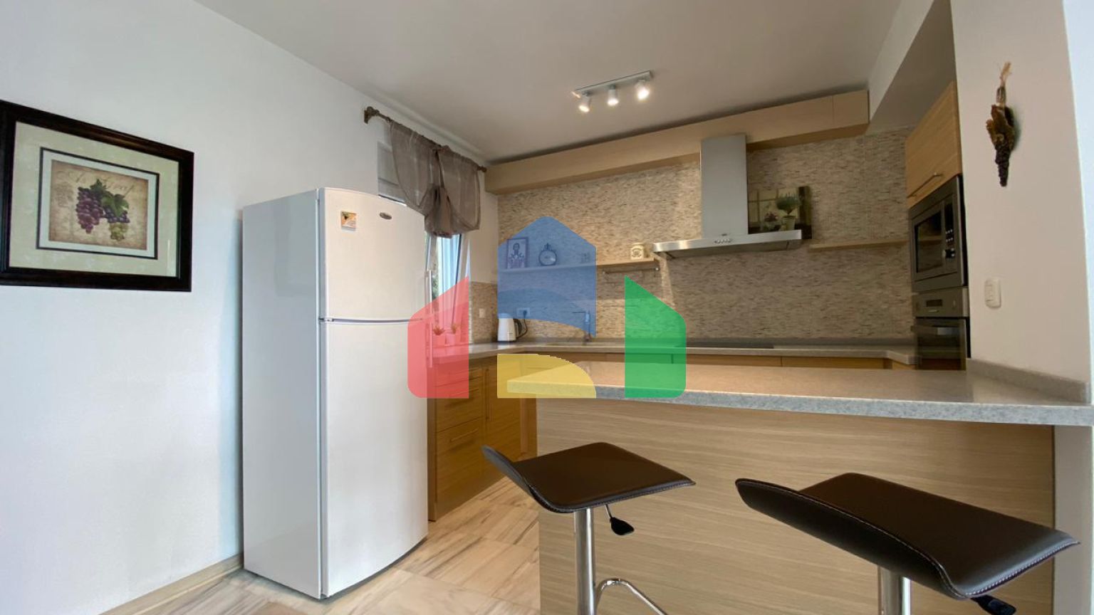 Просторная квартира с 3 спальнями и видом на море на Святом Стефане, Црвена Главица.