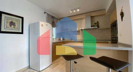 Просторная квартира с 3 спальнями и видом на море на Святом Стефане, Црвена Главица.