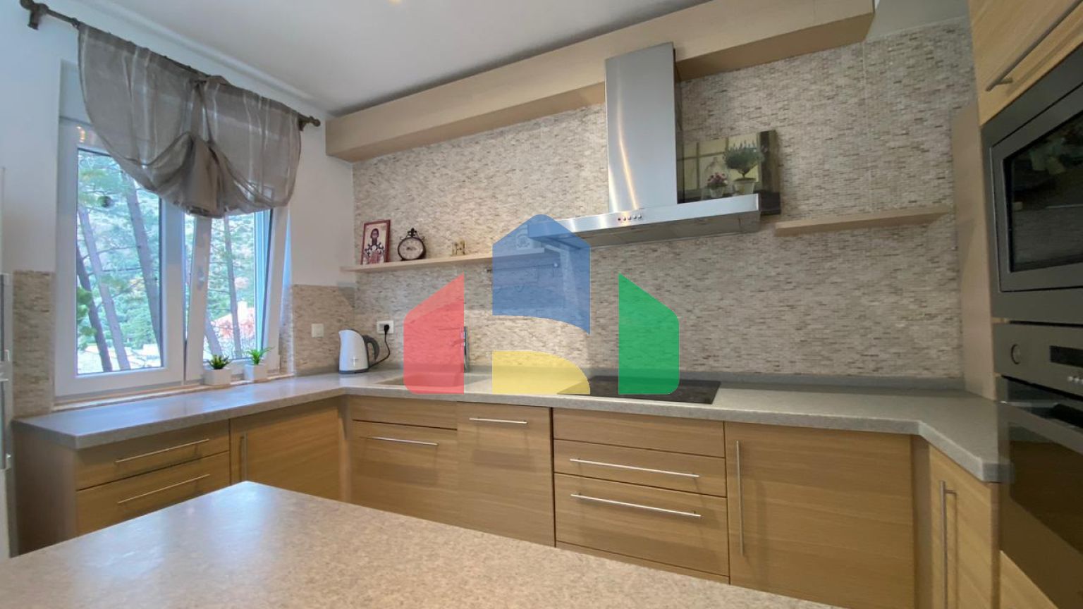 Просторная квартира с 3 спальнями и видом на море на Святом Стефане, Црвена Главица.